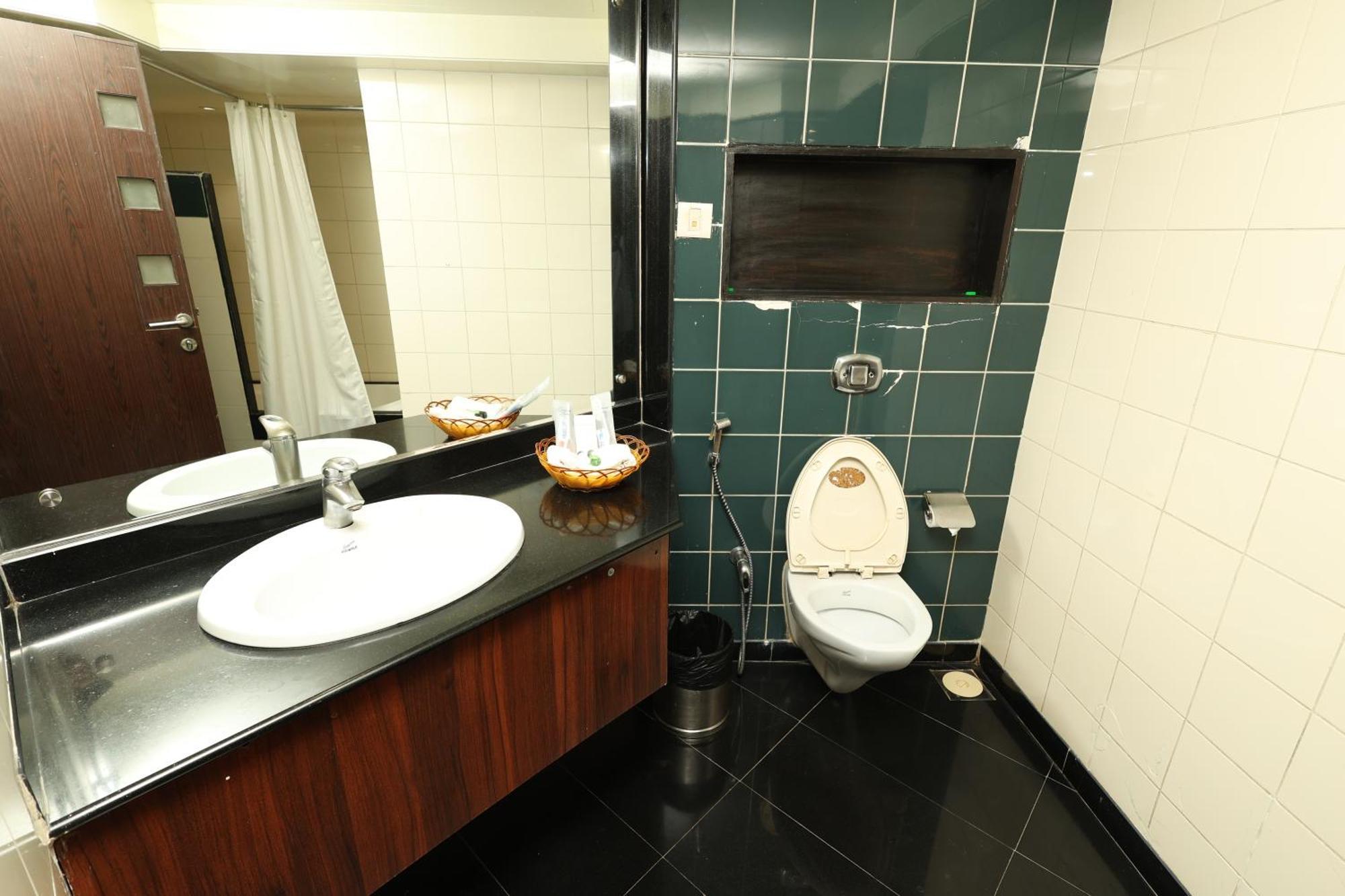 מומביי Quaint Suites Hotel & Banquet מראה חיצוני תמונה