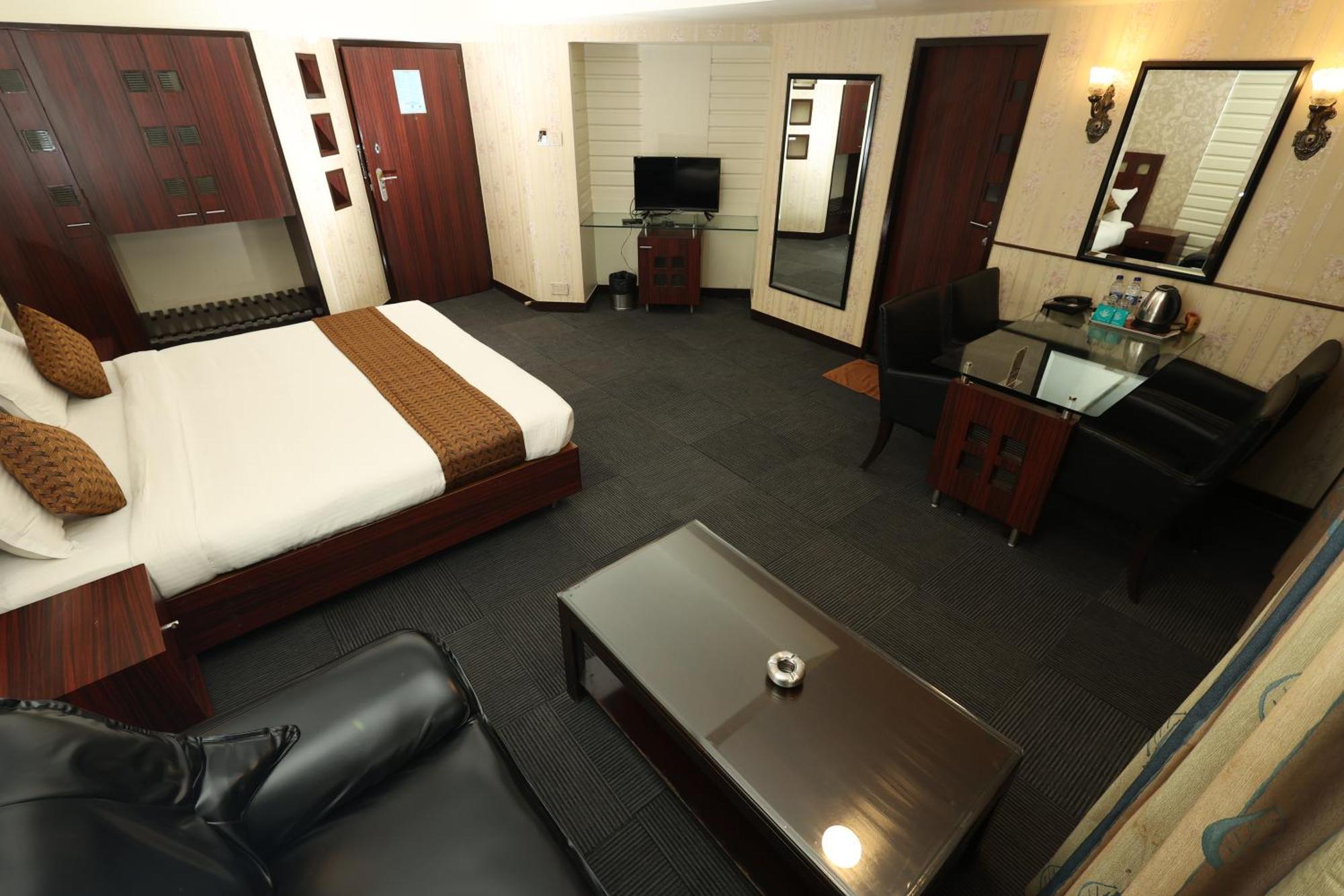 מומביי Quaint Suites Hotel & Banquet מראה חיצוני תמונה
