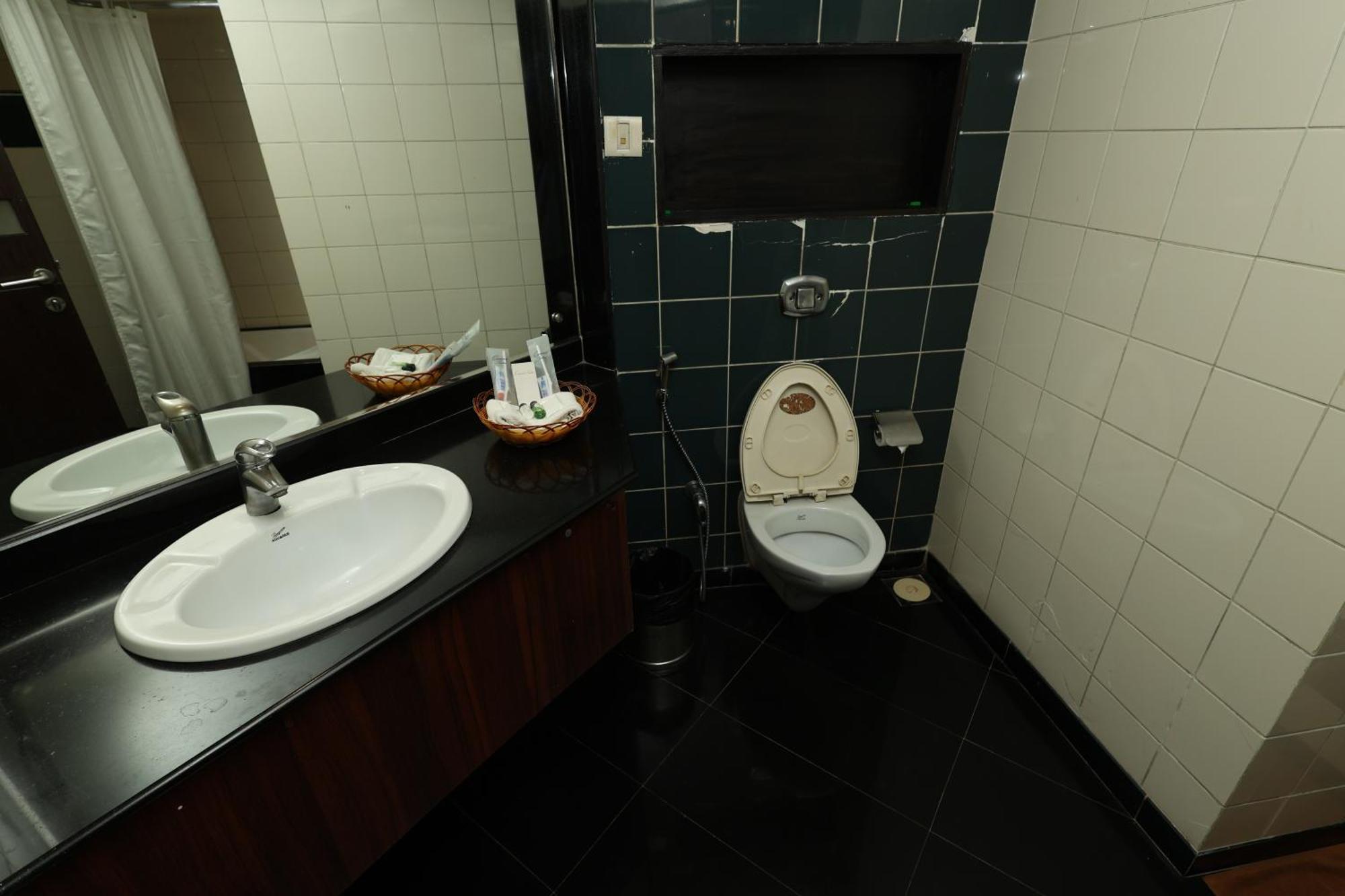 מומביי Quaint Suites Hotel & Banquet מראה חיצוני תמונה