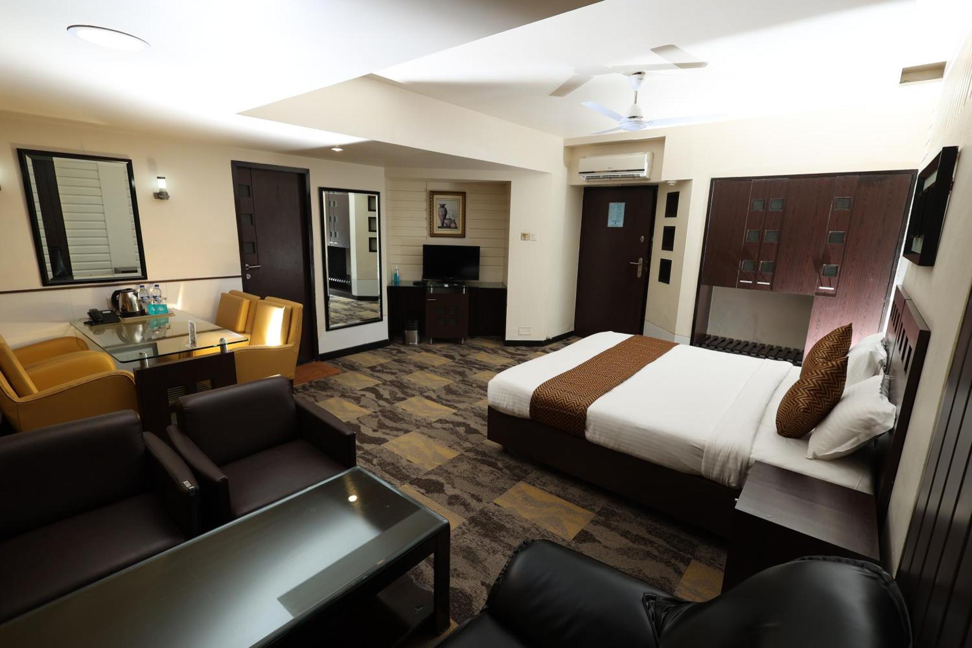 מומביי Quaint Suites Hotel & Banquet מראה חיצוני תמונה