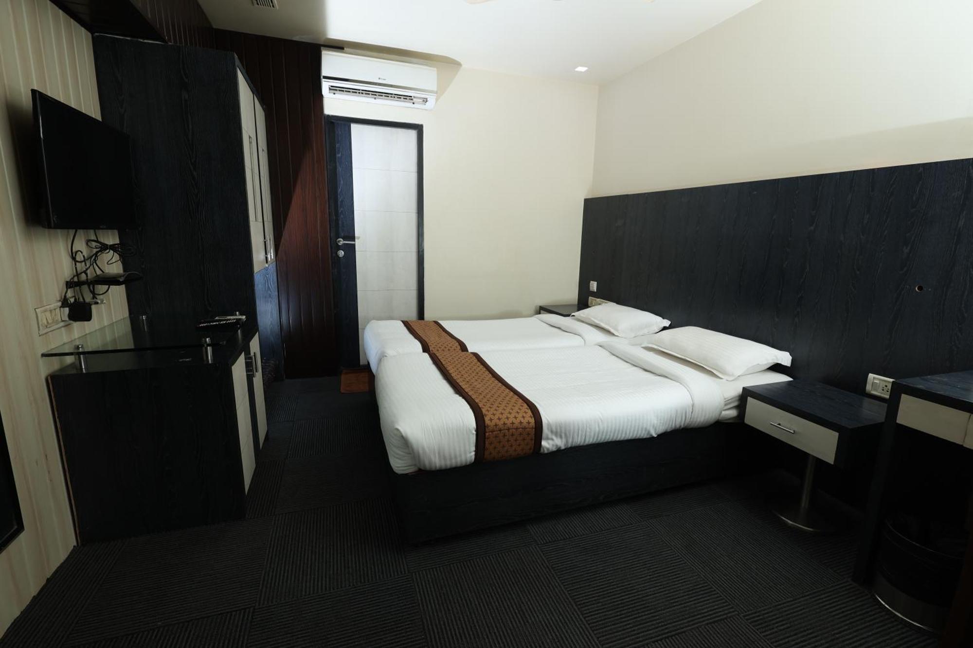 מומביי Quaint Suites Hotel & Banquet מראה חיצוני תמונה