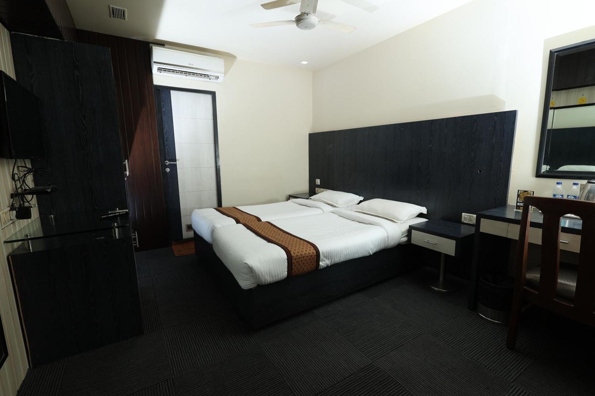 מומביי Quaint Suites Hotel & Banquet מראה חיצוני תמונה